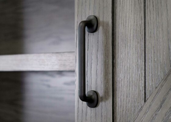 Avondale Hutch-Rustic Gray Finish_Detailed Handle